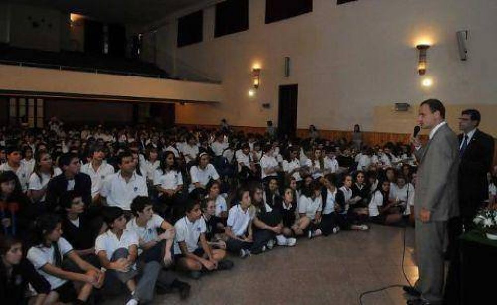 Bruera brind� charlas en escuelas sobre la importancia de reciclar la basura