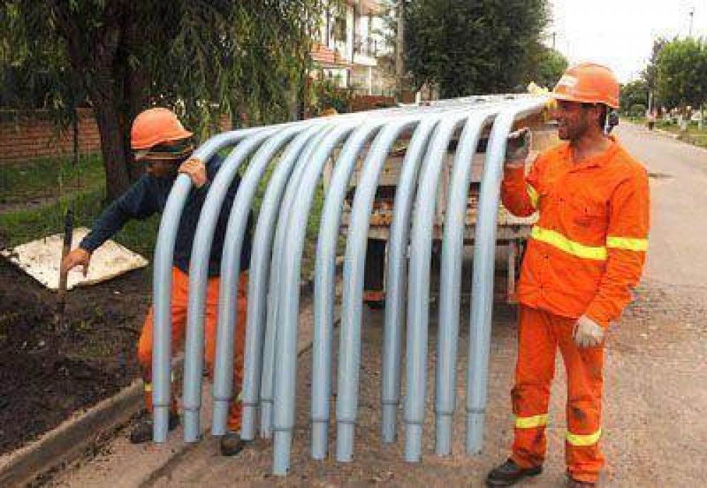 Inauguran colocaci�n de columnas para luminarias en el barrio El Progreso