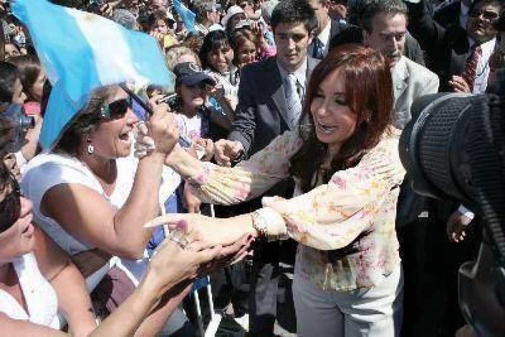  Cristina critic� a la oposici�n y anunci� un puente