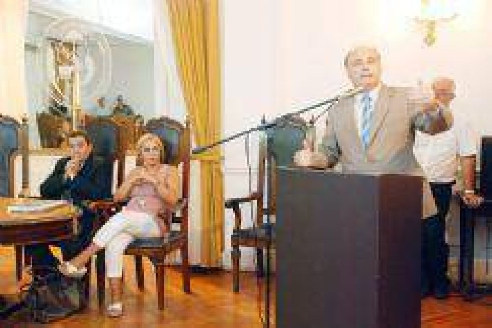 Accastello castig� a Schiaretti por el incremento de la deuda