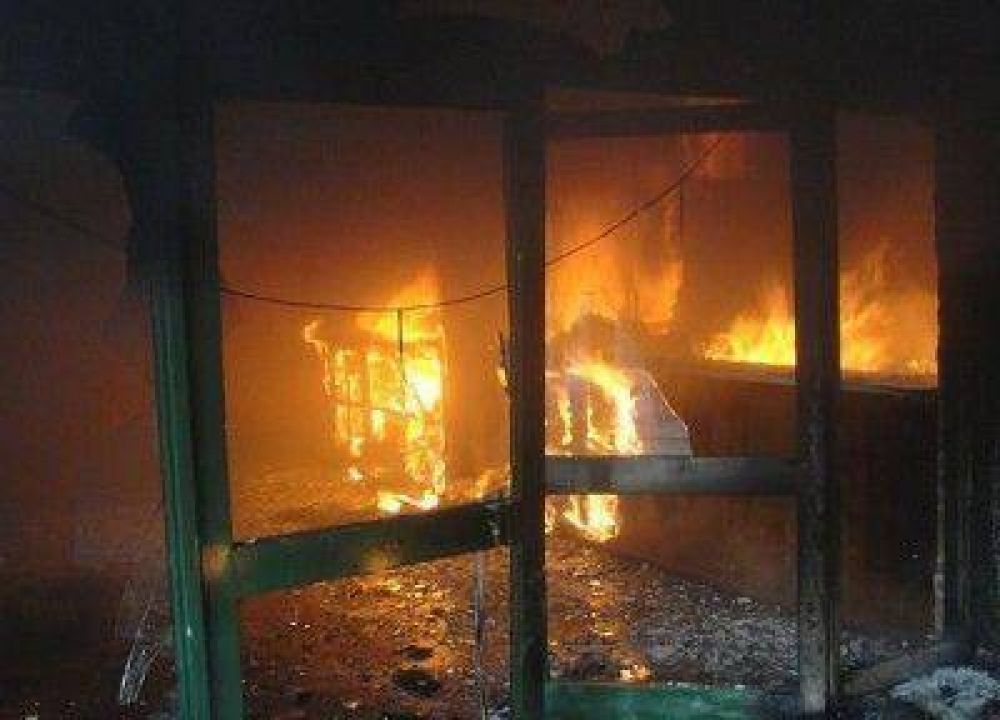 Bomberos: "La municipalidad qued� totalmente destruida"