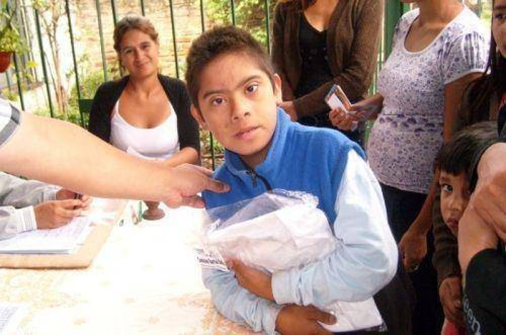 La comisi�n del Barrio Bafico entreg� Guardapolvos en Monte Chico