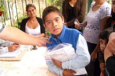 La comisi�n del Barrio Bafico entreg� Guardapolvos en Monte Chico