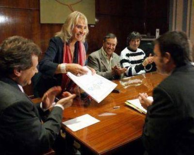 La Provincia concret� oficialmente la cesi�n de tierras al Club N�utico de Mar del Plata por 50 a�os