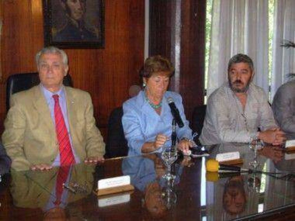 San Martin Sal�n de los Escudos Ivoskus firm� contrato con la empresa que instalar� las c�maras de seguridad en el distrito