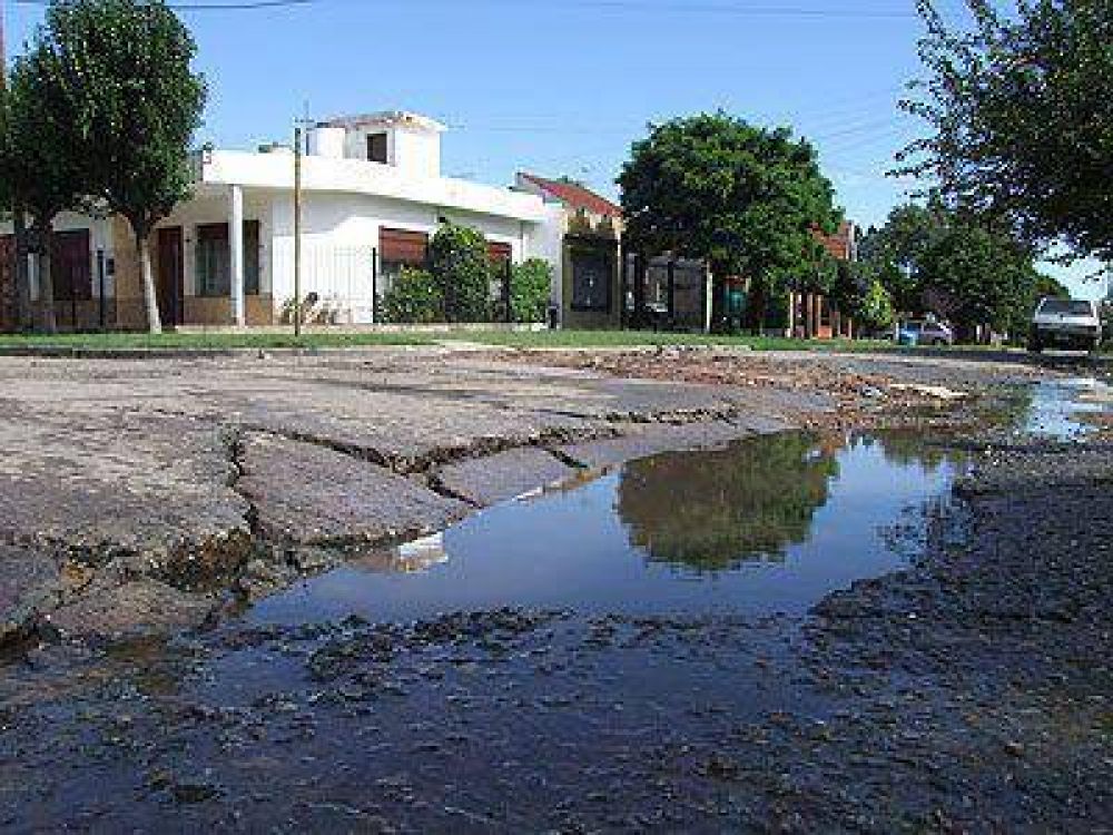 LOMAS | RECLAMO Piden obras de bacheo en las calles Bruno Tavano y Guaran�
