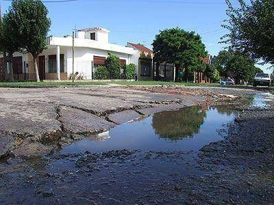 LOMAS | RECLAMO Piden obras de bacheo en las calles Bruno Tavano y Guaran�