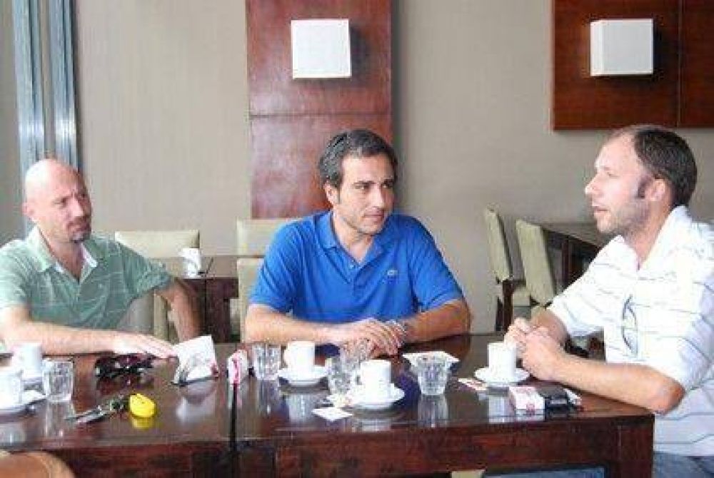 Cachi Mart�nez junto al presidente comunal del Humboldt y referentes locales en Esperanza