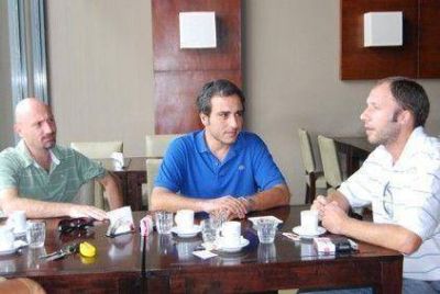 Cachi Mart�nez junto al presidente comunal del Humboldt y referentes locales en Esperanza