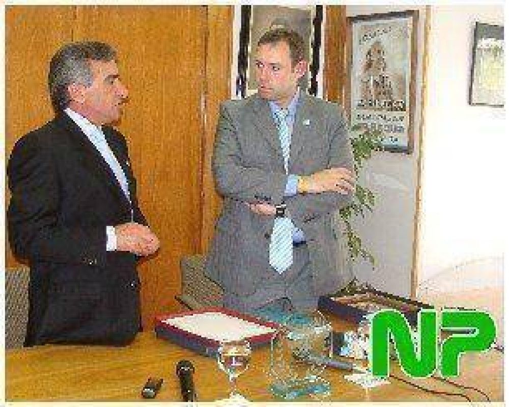 EL ALCALDE DE JUN CON LA PRENSA EN EL DESPACHO DEL INTENDENTE DE MALVINAS