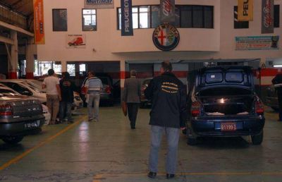 Secuestran 19 veh�culos ilegales a la venta en una agencia de autos de Juan B. Justo 3469