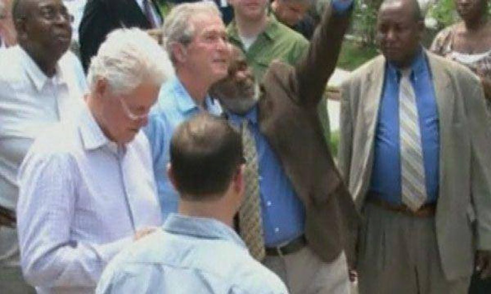 Descubren a Bush limpiando sus manos tras saludar a haitiano