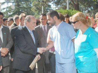 M�dicos y trabajadores entregaron petitorio con firmas al gobernador  
