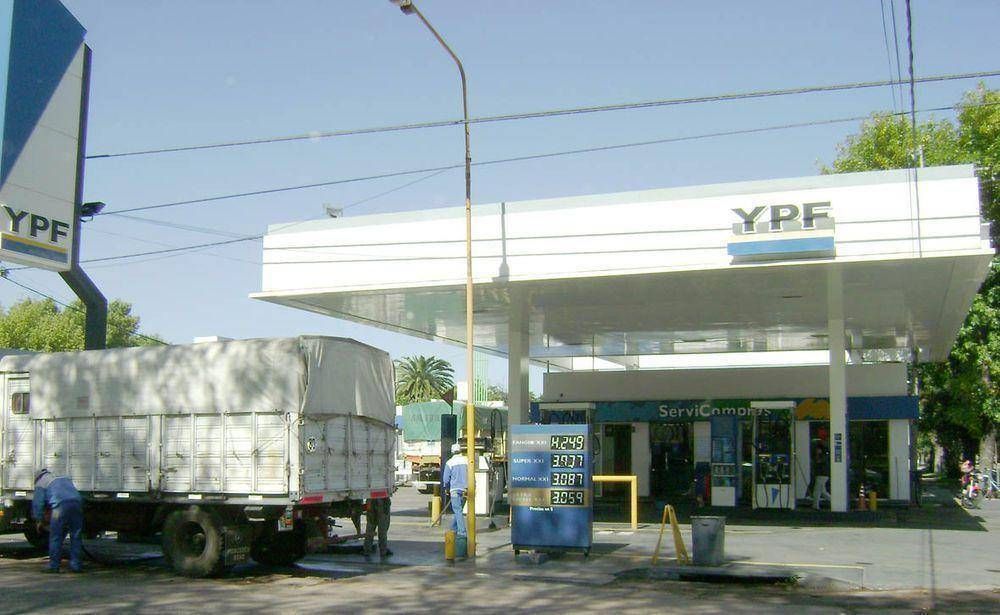 Falta combustible en las estaciones de servicio YPF