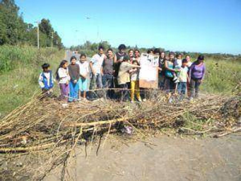 Cortaron la avenida Cacheuta para reclamar mejoras en la cinta asf�ltica y calles aleda�as
