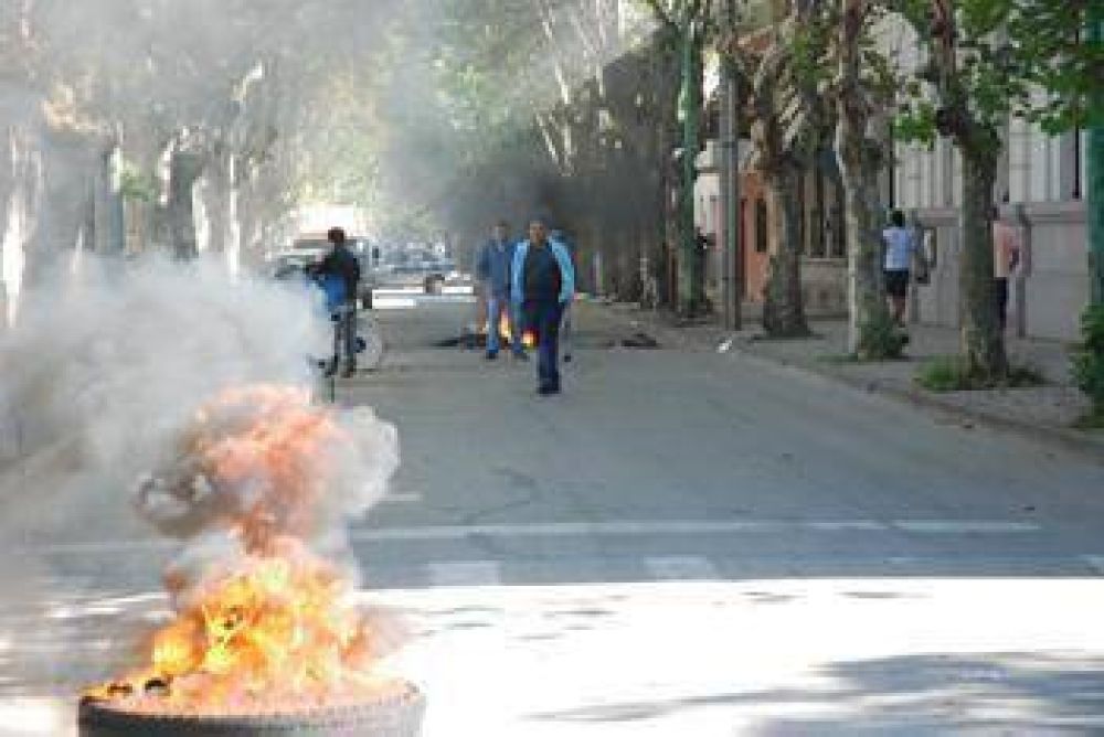 Protestas: Se agrav� el conflicto entre trabajadores y Municipio