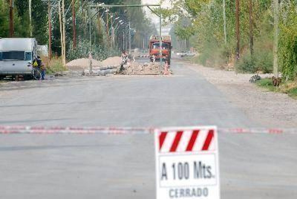 Cierran calle por el derrame cloacal 