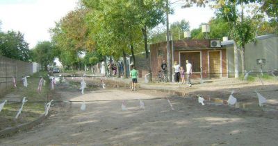 Vecinos del Barrio 96 viviendas cortaron la calle por problemas en las cloacas