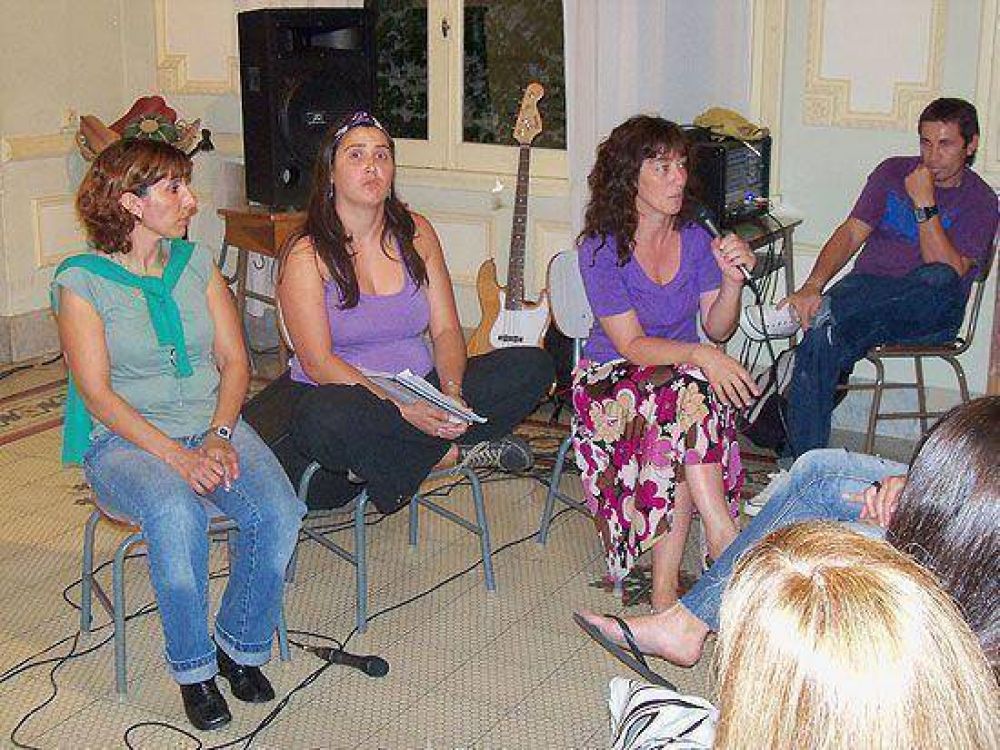 La "Jornada de reflexi�n y debate" por violencia de g�nero, ni�ez y adolescencia llen� la Alianza Francesa