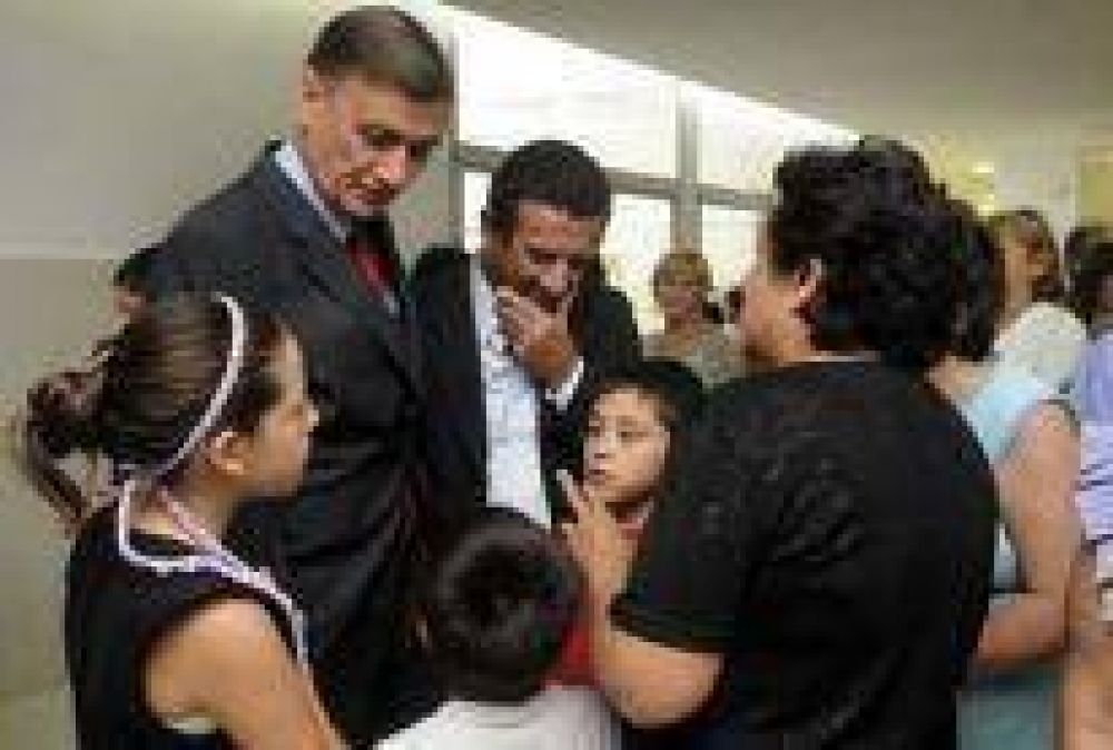 Binner y Alfons�n visitan Centro de Salud