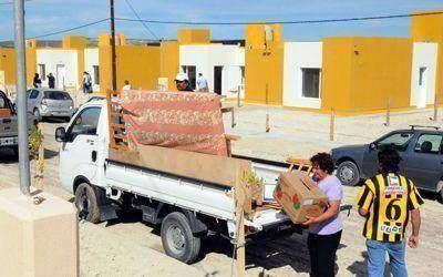 Das Neves entreg� ayer 38 casas: una fue para los padres de Leonela