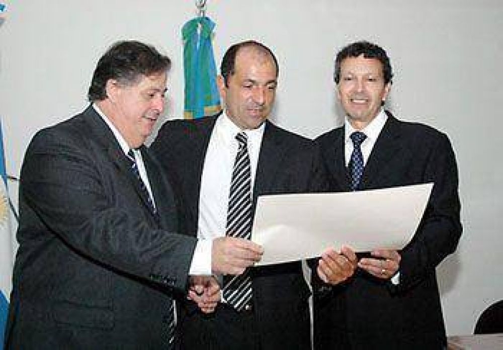 LOCALES La direcci�n del Hospital recibi� un reconocimiento del Ministerio