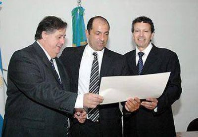 LOCALES La direcci�n del Hospital recibi� un reconocimiento del Ministerio