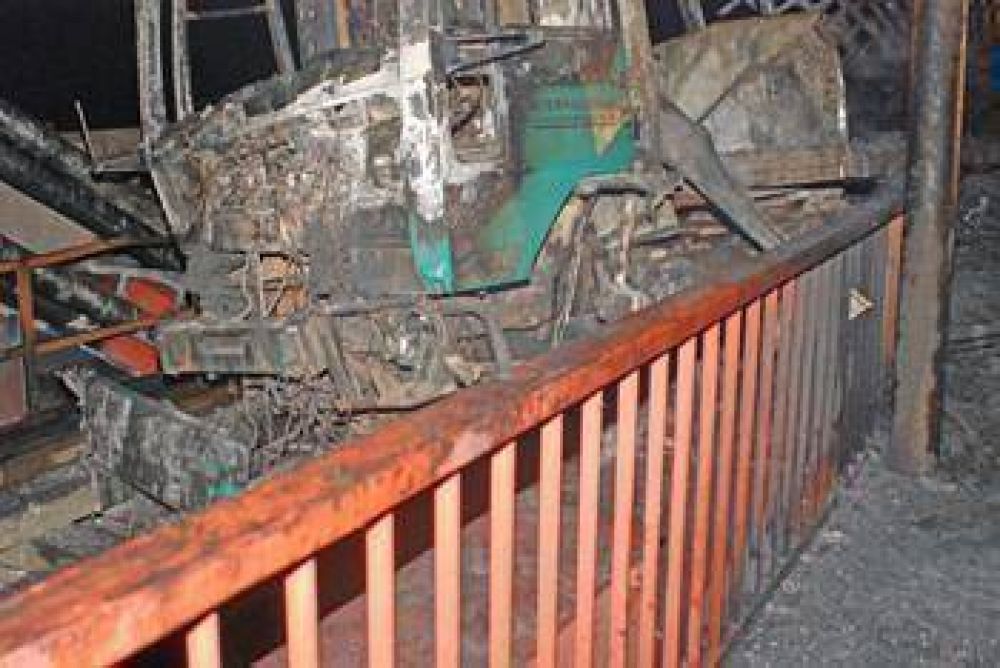 Se incendiaron 6 obenques Accidente y fuego en el puente, estar� cerrado por varios d�as