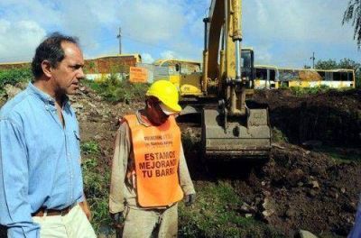 En el Barrio "La Cumbre", Scioli afirm� que el Plan de urbanizaci�n "dignifica"