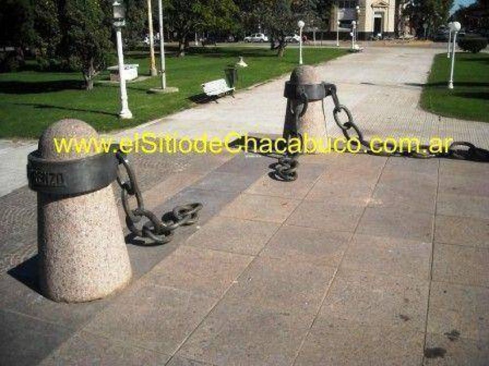 Destrozos al monumento a San Mart�n, las c�maras  a 15 metros no lo vieron