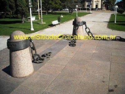 Destrozos al monumento a San Mart�n, las c�maras  a 15 metros no lo vieron