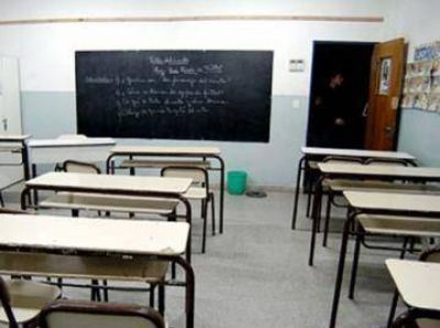 Tres escuelas suspenden las clases por el paro de auxiliares