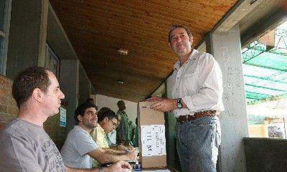 Cobos relativiz� la elecci�n y el Viti no descart� desdoblarla para intendente