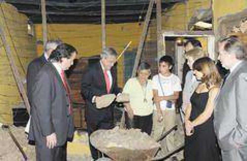 Pi�era reacciona a cr�ticas y ofrece subsidios a las familias
