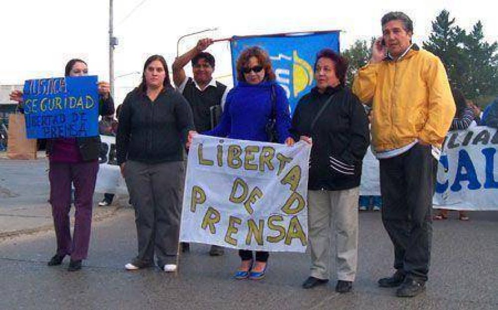 Multitudinaria marcha en Caleta Olivia en apoyo a la periodista Adela G�mez