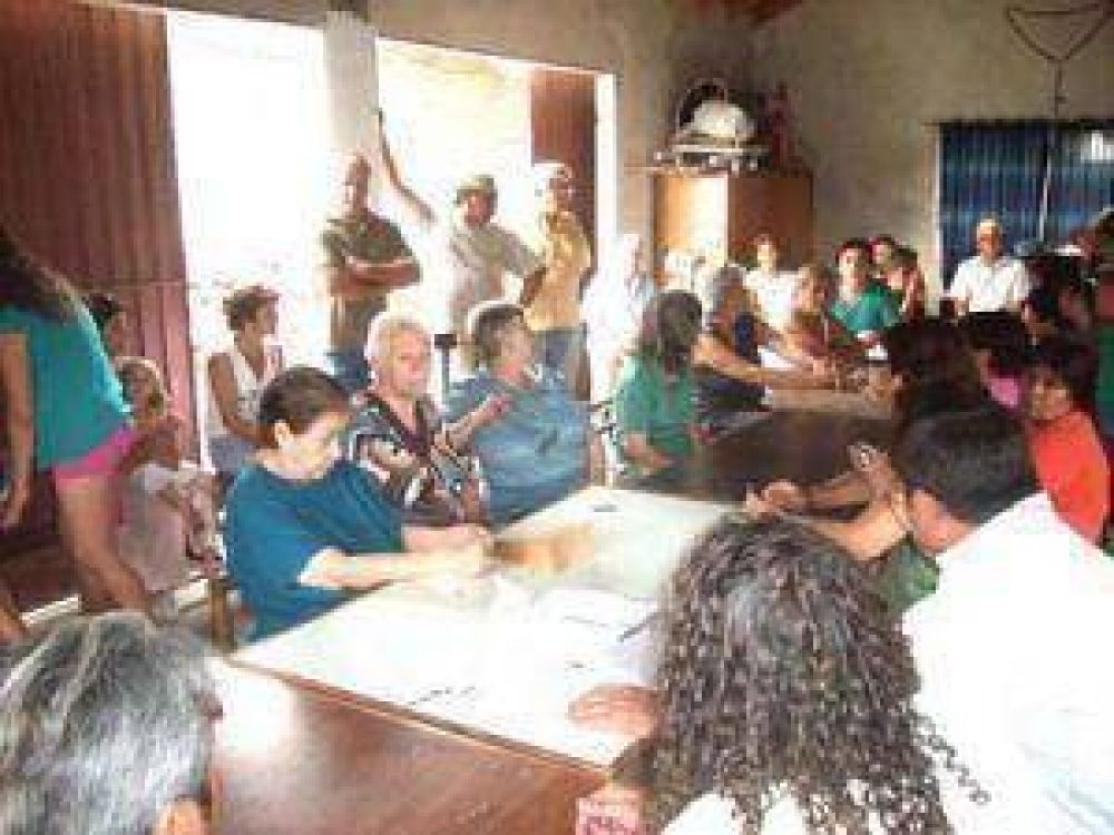 Presi�n de vecinos por la baja presi�n de ABSA, que cobra una tarifa real por un servicio virtual