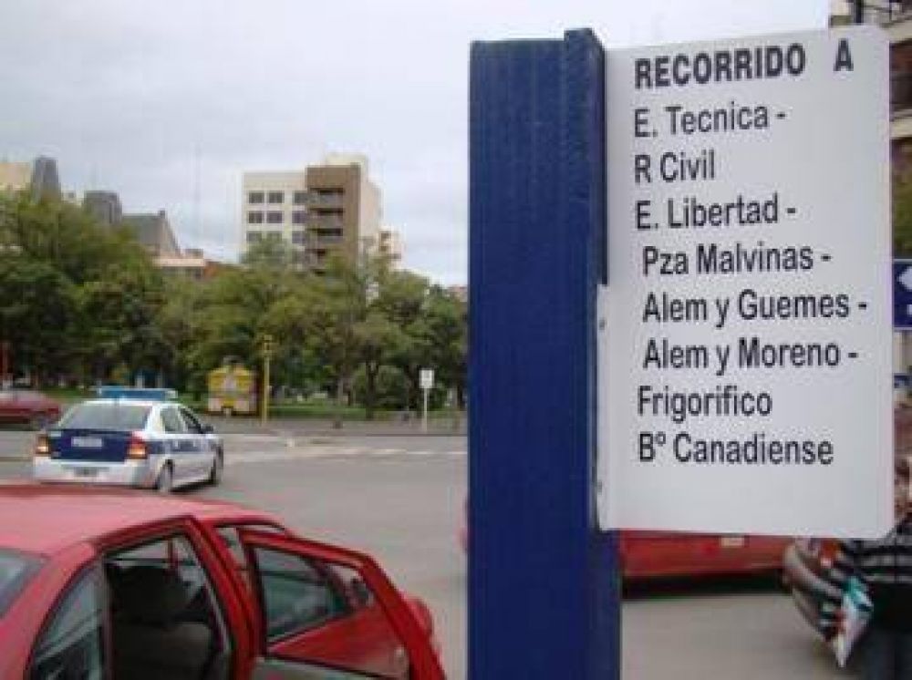 Colocan carteles en las paradas de los colectivos urbanos