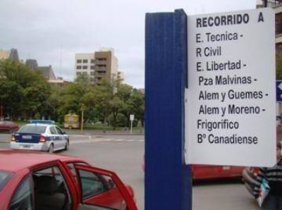 Colocan carteles en las paradas de los colectivos urbanos