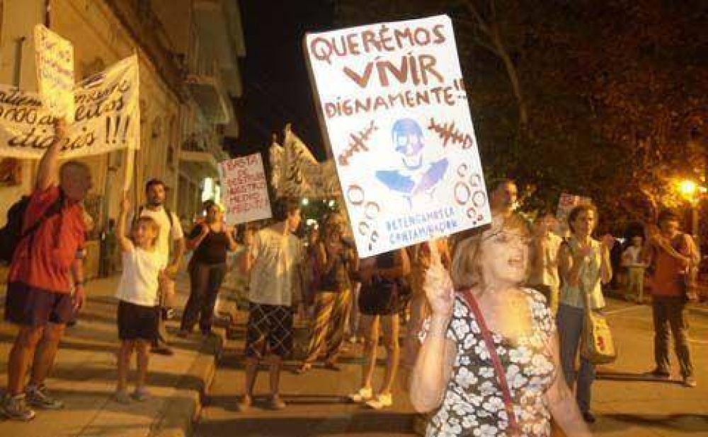 Vecinos y asamble�stas encabezaron una nueva marcha contra Curtarsa