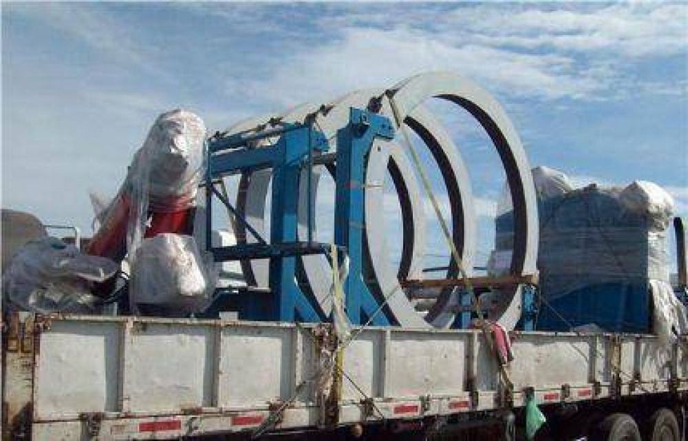 Lleg� la maquina de termofusi�n que unir� la ca�er�a del emisario submarino de OSSE