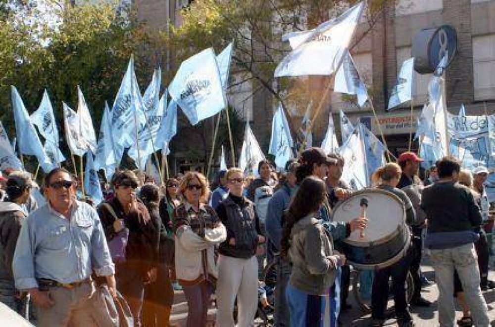 Desocupados se movilizaron ante la Municipalidad y reclamaron se implemente el Plan "Argentina Trabaja"