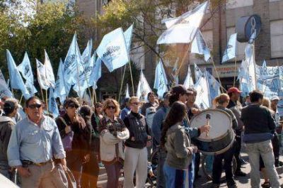 Desocupados se movilizaron ante la Municipalidad y reclamaron se implemente el Plan "Argentina Trabaja"