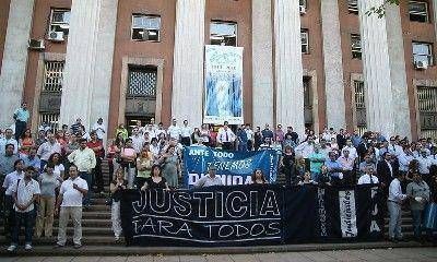 Los judiciales siguen de paro
