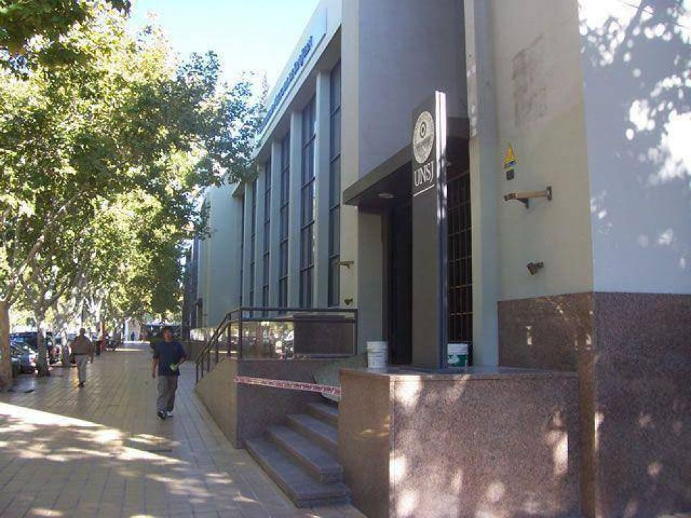 ADICUS acusa al rector de mala administraci�n 