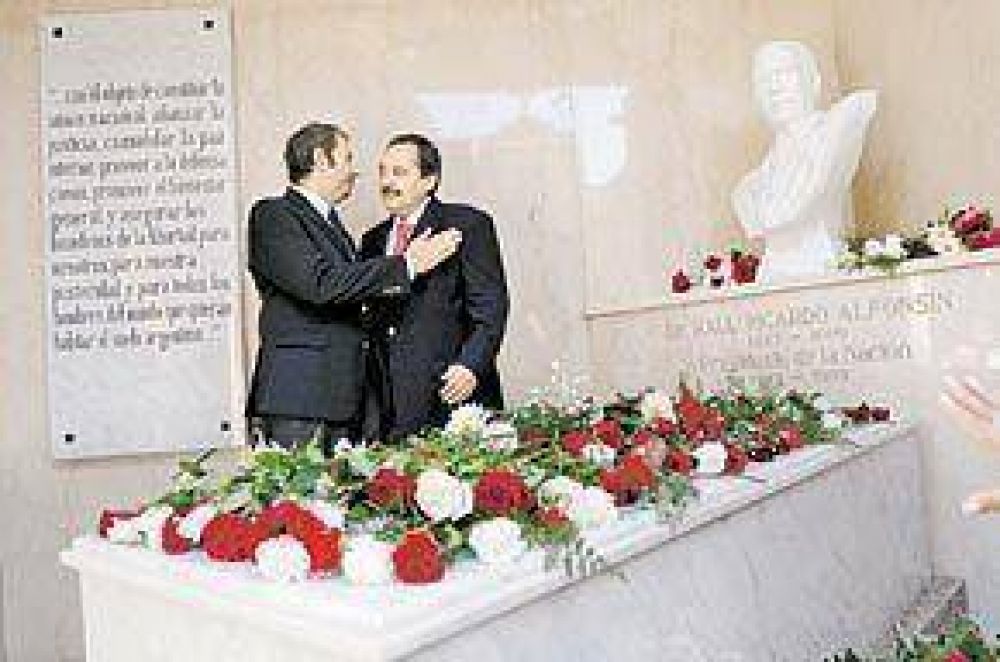 Cr�ticas a Kirchner y llamados a la unidad en los homenajes a Alfons�n