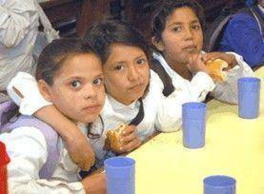 Denuncian que en una escuela se quedaban con alimentos del comedor