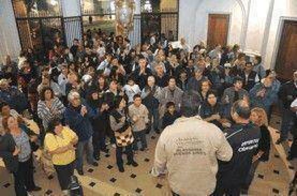 Denuncian que en una escuela se quedaban con alimentos del comedor