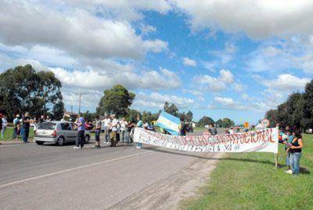 Protesta de vecinos por la escuela para el "2 de Abril"