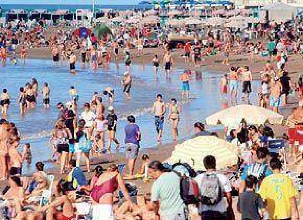 En Mar del Plata, una multitud disfrut� de la playa en pleno oto�o