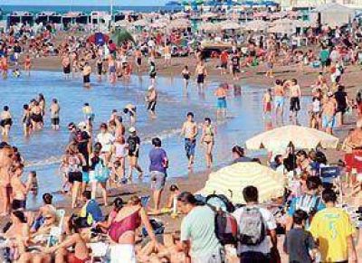 En Mar del Plata, una multitud disfrut� de la playa en pleno oto�o